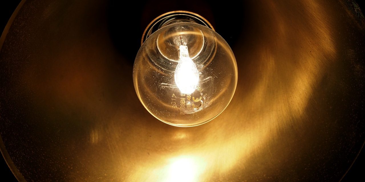 Złote lampy – do jakich wnętrz pasują?